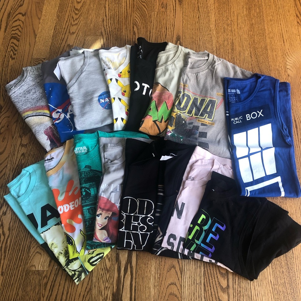 Graphic Top Bundle - 16 Tops